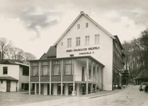 1956 zog die "Zweigstelle VI" erstmals um. Im Stil der Zeit wurde ein Anbau an das erste Zweigstellengebäude errichtet.