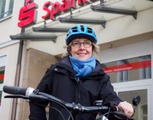 Petra Beckmann vor der Filiale Siegfriedplatz