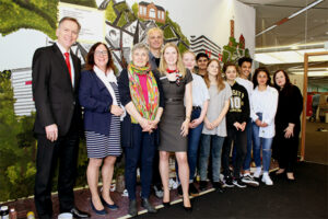 Schülerinnen und Schüler der Kuhlo-Realschule vor ihrem Kunstprojekt