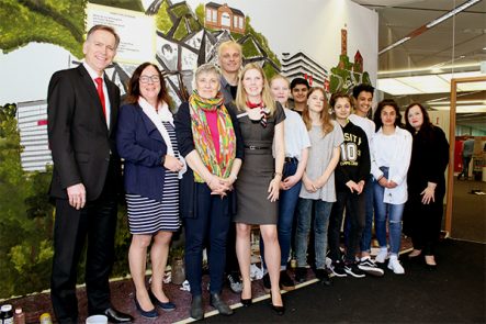 Schülerinnen und Schüler der Kuhlo-Realschule vor ihrem Kunstprojekt