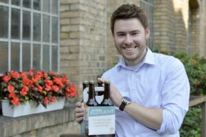 Mike Cacic präsentiert stolz sein Flutlicht-Bier