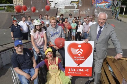 Spenden-Übergabe im Rahmen der Aktion Bielefeld zeigt Herz