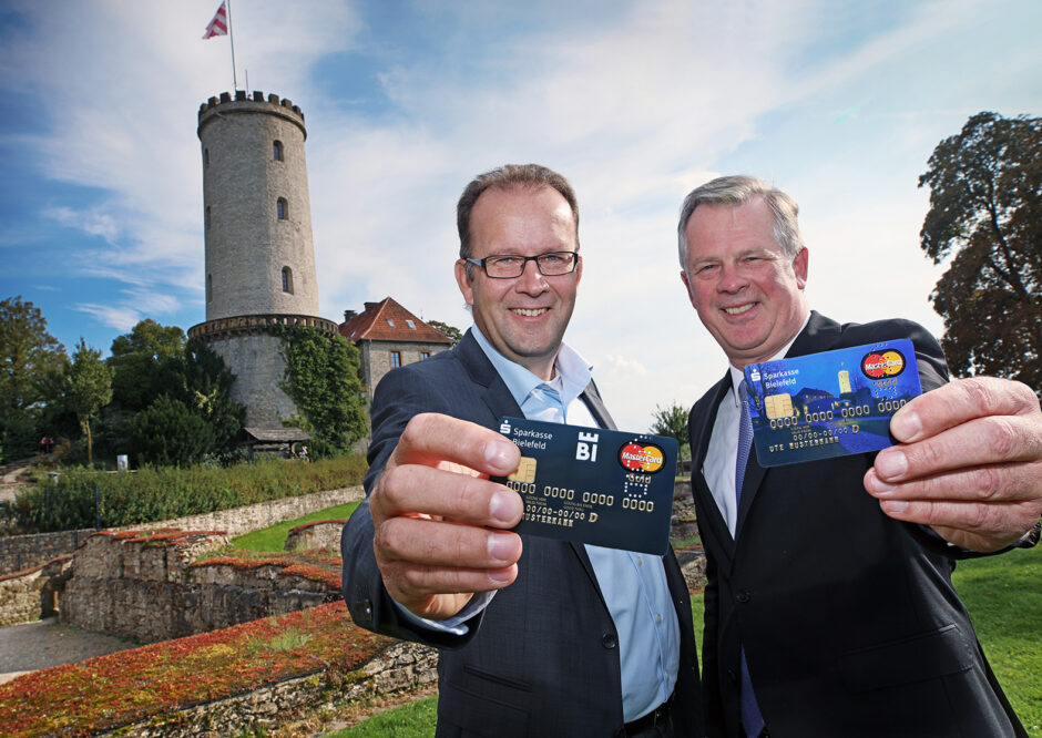 Sparkasse stellt neue Kreditkarten mit Sparrenburg-Motiv und Bielefeld-Logo vor