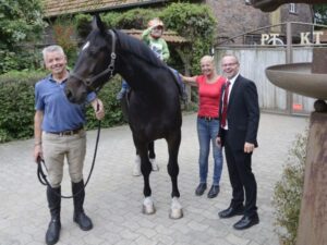 Das neue Therapie-Pferd auf dem Hof Thiesbrummel mit dem kleinen Leo.