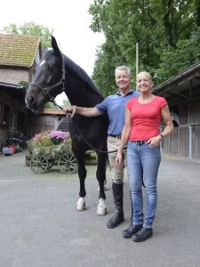 Petra Thiesbrummel und ihr Mann freuen sich über das neue Therapie-Pferd Agathe