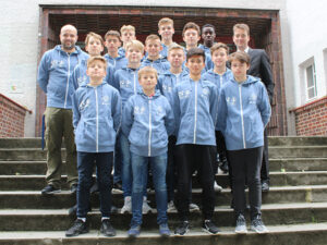 Die Helmholtz-Kicker in ihren neuen Kapuzen-Shirts von der Sparkasse Bielefeld