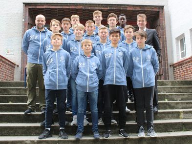 Die Helmholtz-Kicker in ihren neuen Kapuzen-Shirts von der Sparkasse Bielefeld