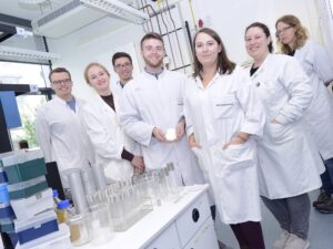 Studentinnen und Studenten der Universität Bielefeld nehmen wieder am iGEM-Wettbewerb für synthetische Biologie teil. iGEM Team Bielefeld 2017