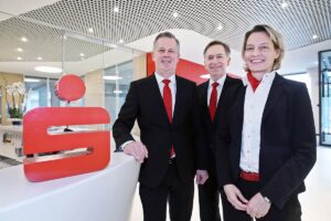 Die Sparkasse Bielefeld ist erfolgreich gewachsen. Der Vorstand der Sparkasse Bielefeld hat am 25. Januar 2018 die Ergebnisse des Geschäftsjahrs 2017 vorgestellt. Bild v.l. Michael Fröhlich, Hagen Reuning, Jennifer Erdmann