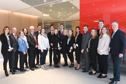 15 junge Mitarbeiterinnen und Mitarbeiter der Sparkasse Bielefeld haben ihre Ausbildung beendet