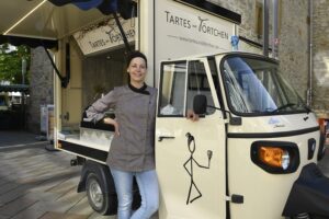 Lea Nüsgen mit ihrer Patisserie auf drei Rädern