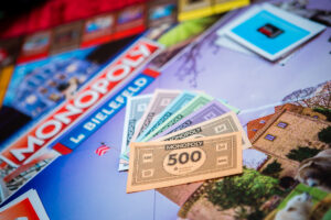 Monopoly jetzt auch in der Bielefeld-Variante: Die Geldscheine tragen natürlich das Logo der Sparkasse Bielefeld!