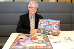 Wolfgang Sentker von der Sparkasse Bielefeld hält das neue Monopoly in seinen Händen.
