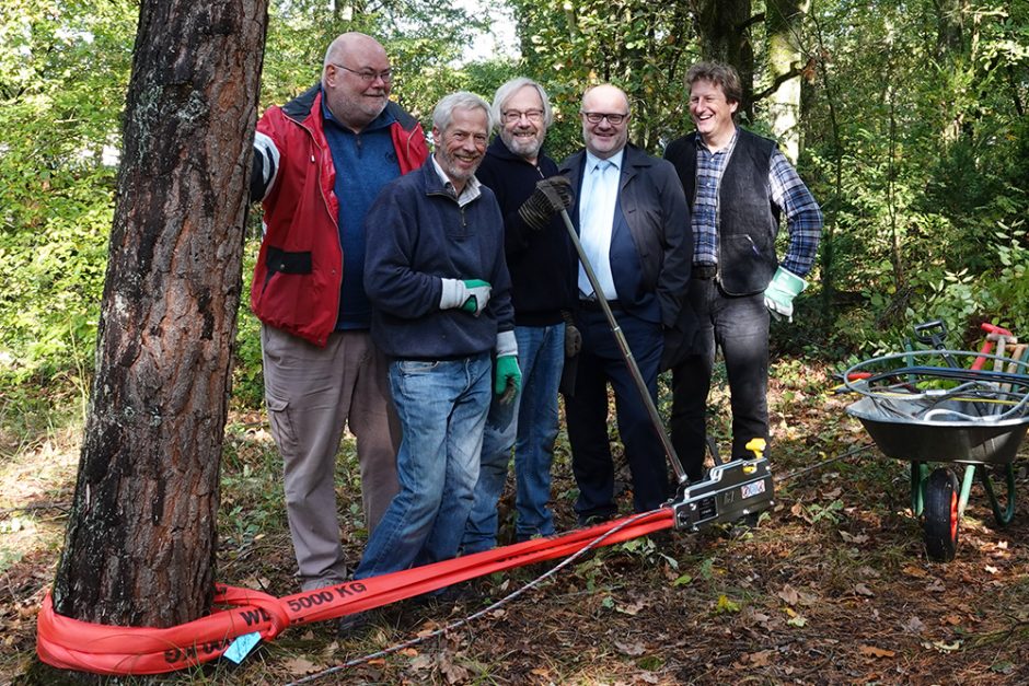 Mit dem „Greifzug“ gegen die Traubenkirsche auf der Senne-Düne