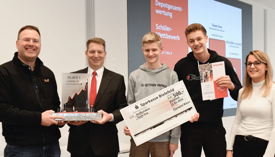 Planspiel Börse 2019: Team der Marienschule der Ursulinen sichert sich erstmals den Sieger-Pokal