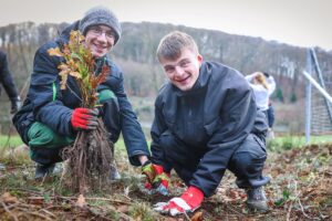 Auszubildende der Sparkasse Bielefeld und Förderschüler pflanzen einen Schulwald