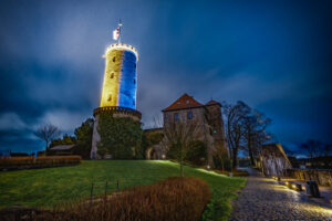 Sparrenburg Bielefeld in den Farben der Ukraine - Sanktionen gegen Russland