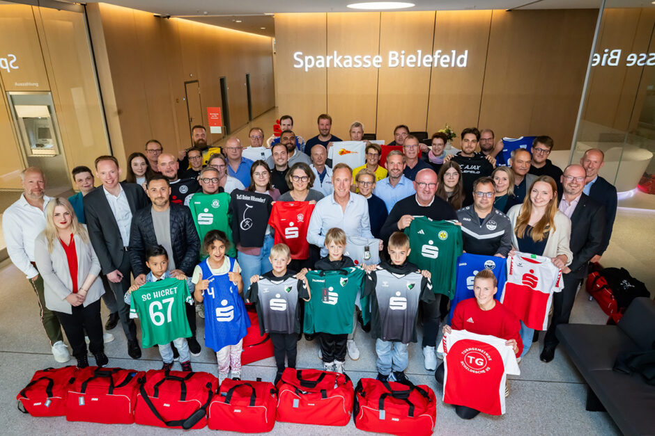 Die Sparkasse fördert die Bielefelder Sportvereine mit 90.000 Euro